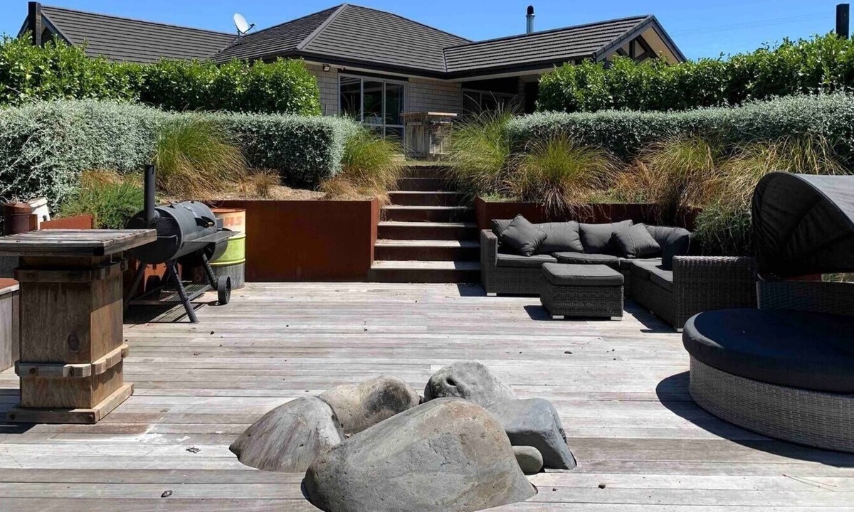 Te Kowhai House | Large 4 Bedroom Villa: Spa & Firepit!