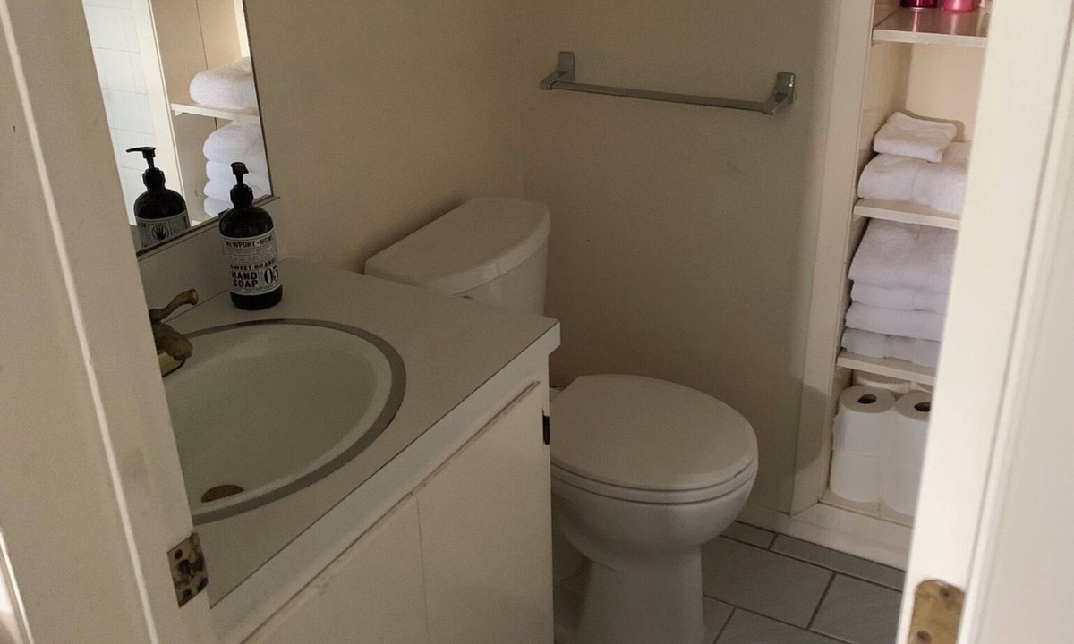 Southwest Carrollton Bed & Breakfast | Large 4030 house, bedrooms, both with private bathrooms. Breakfast included pool