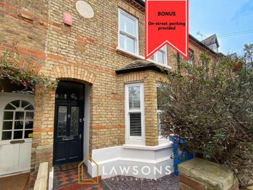 Windsor House | Large 4BR Home, 2 Baths, Castle Views