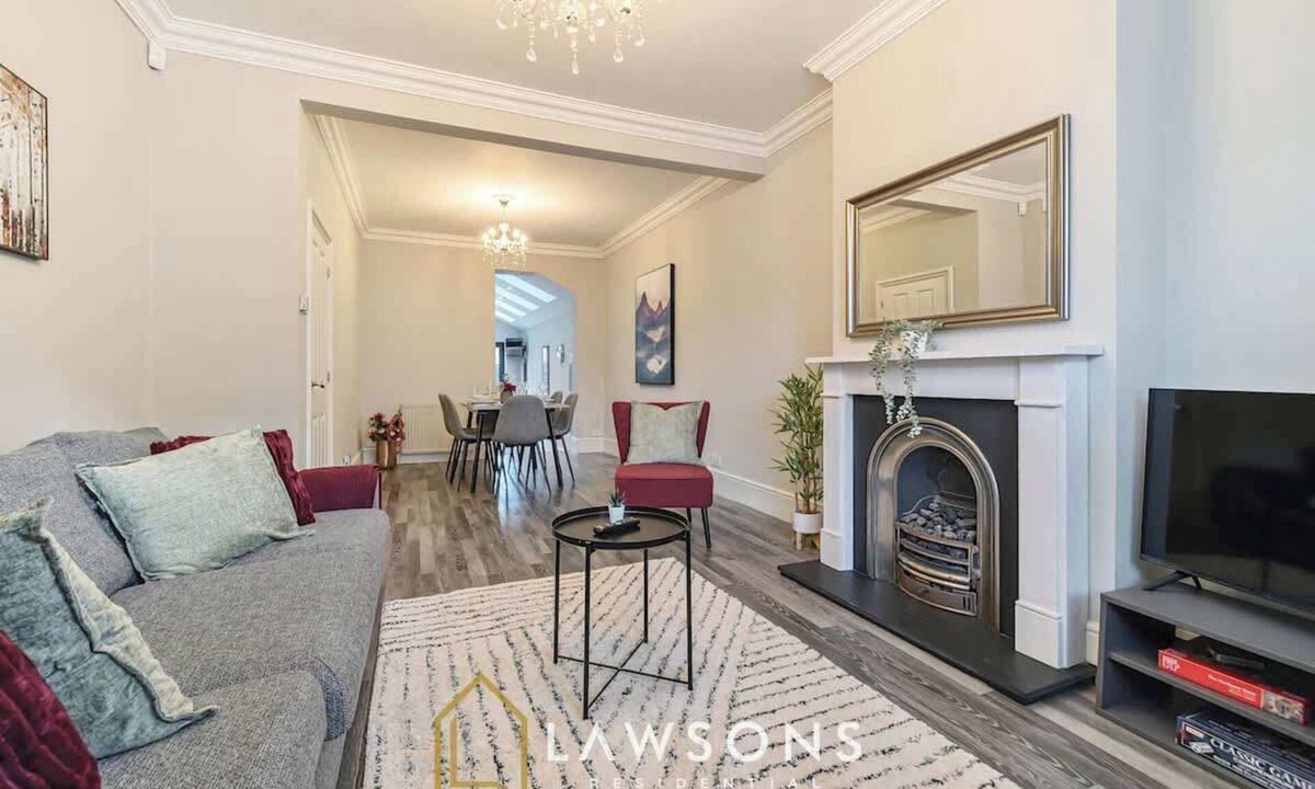 Windsor House | Large 4BR Home | 2 Baths, Windsor Castle Views