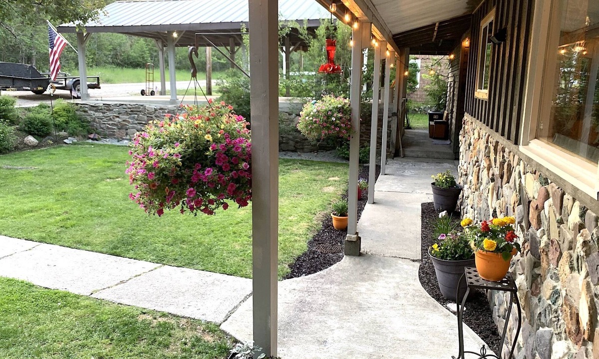 Priest River Cabin | Large 5 Bed 3 Bath Cabin with 2 Full Kitchens will accommodate a larger group.