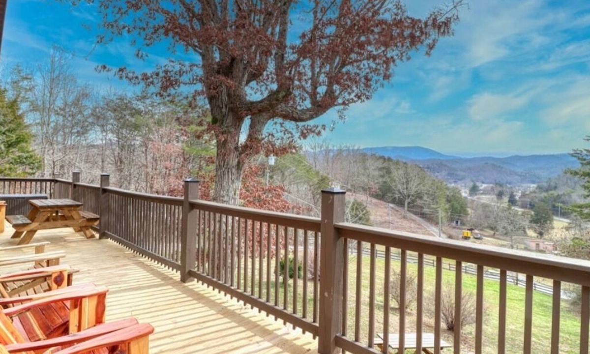 Sevierville Cabin | Large 5 bedroom, 4.5 bath that sleeps 22 with easy access to Pigeon Forge