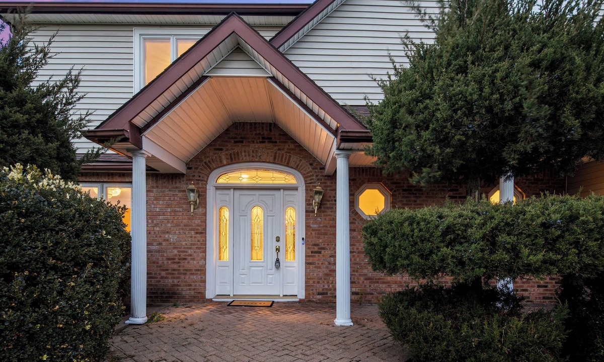 Goshen House | Large 5-bedroom home on 3 acres