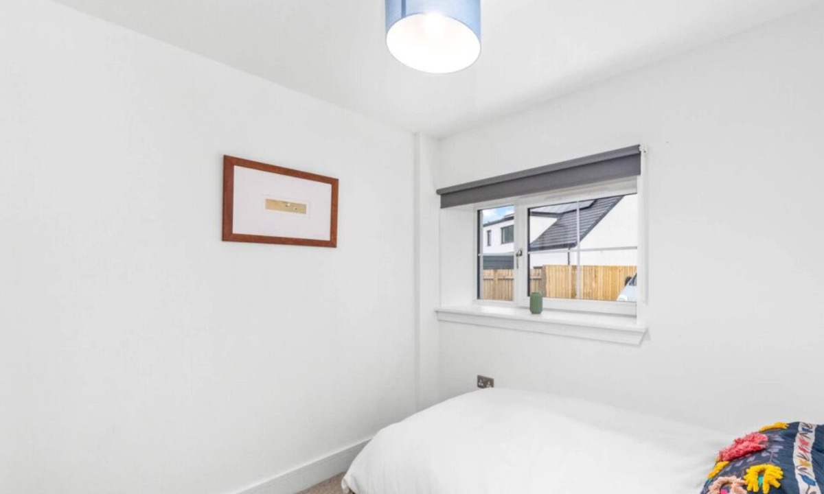 Fintry House | Large 5Bed with parking & garden