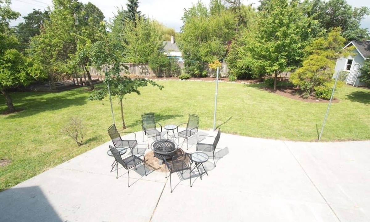 Oak Harbor House | Large 5BR/2BA Home with Fenced Yard - Dyer House!