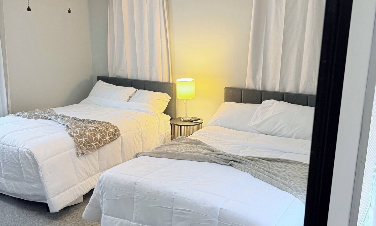 Lansdowne House | Large 5BR Home Sleeps 12 Fireplace ADA-Friendly Access
