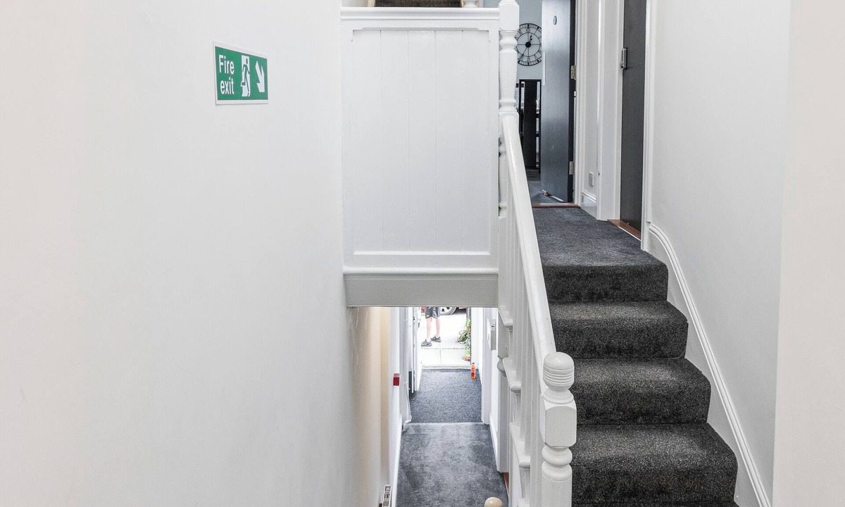 Birkenhead House | Large 6 bed 3 bath House ideal for workers/large groups