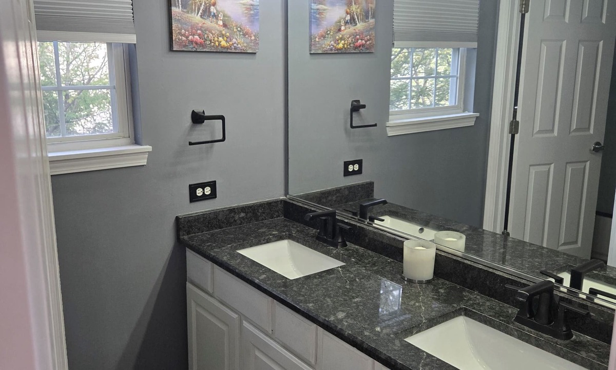 Russell House | Large 6 bedroom 3.5 baths home.n2 bedroom 1 bath available for rent Nice scenery
