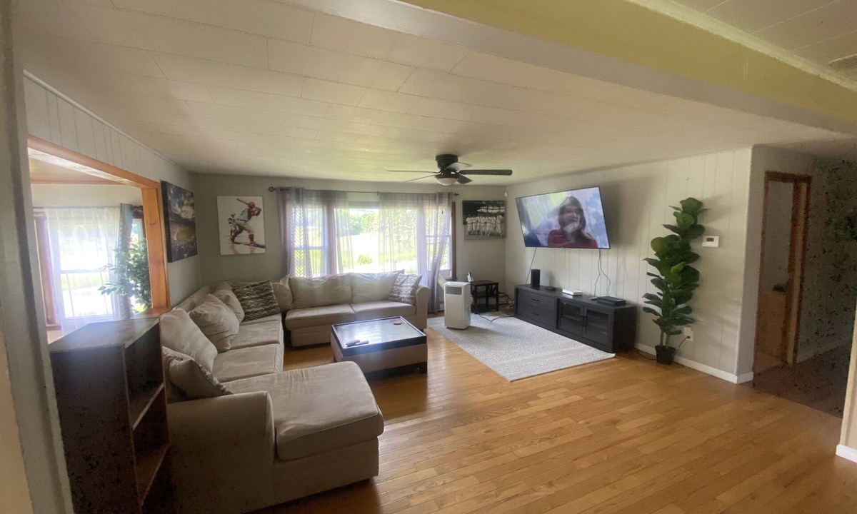 Cooperstown House | Large 6 bedroom, Big Yard, Three miles to Dreams Park