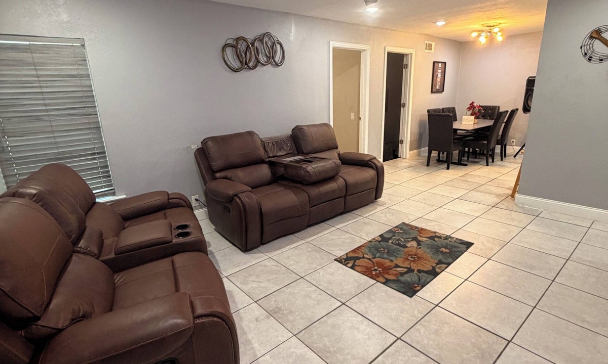 Meadowbrook House | Large 6BR Fort Worth Home Sleeps 10+ Family & Group Friendly