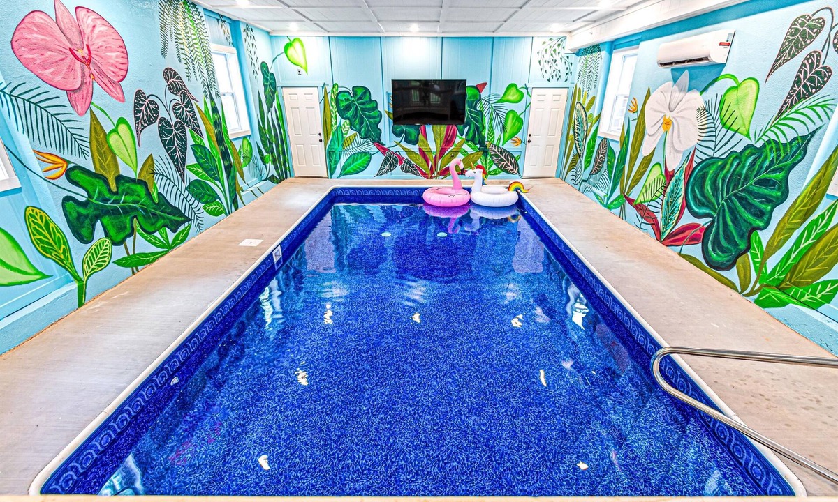 Caton Cabin | Large 8BR Paradise: All Ensuites, Pool, Themes, Spa, Golf, Games & EV Charging