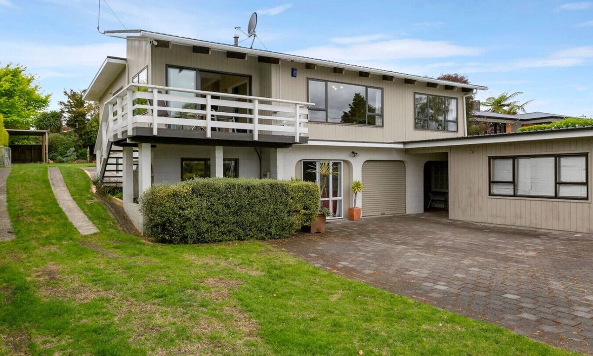 Richmond Heights House | Large accommodation for 8 guests - 4 Queen bedrooms