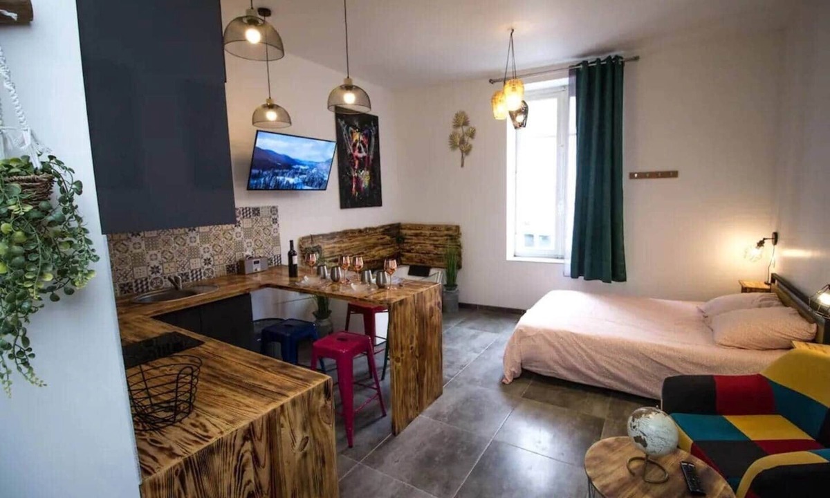 Carcassonne Apartment | Large air-conditioned Studio - sleeps 4