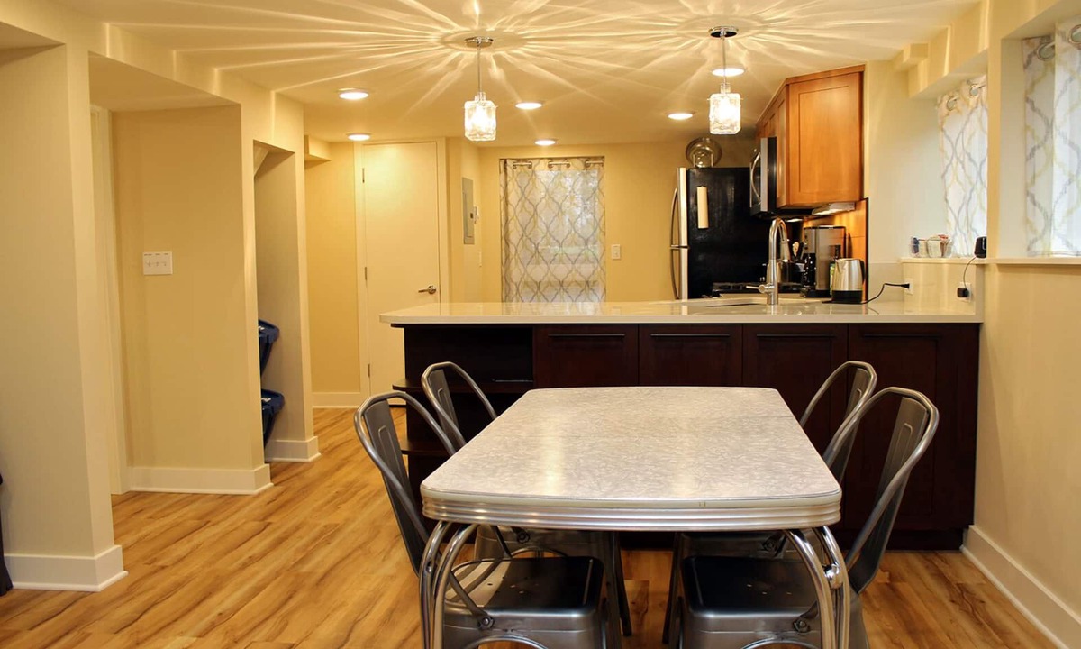 King Apartment | Large Alberta Arts Studio with Full Kitchen!