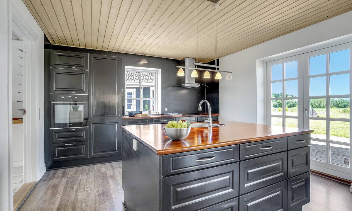 Gatten House | Large and beautifully situated vacation home with large garden and whirlpool bath.