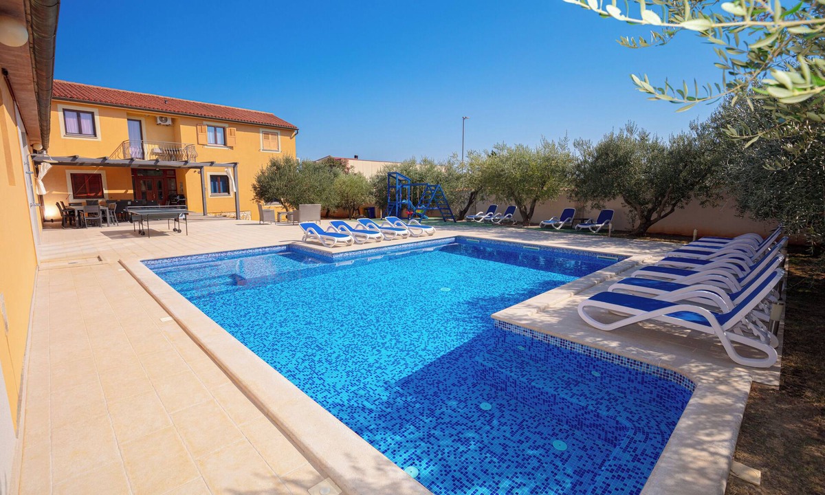 Banjole Villa | Large and spacious villa,20 persons,large 50 m2 pool, whirlpool, billiard,garden