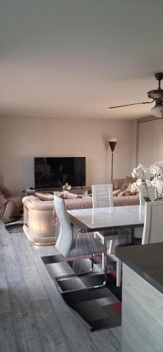 Creil Apartment | Large and superb apartment near Paris