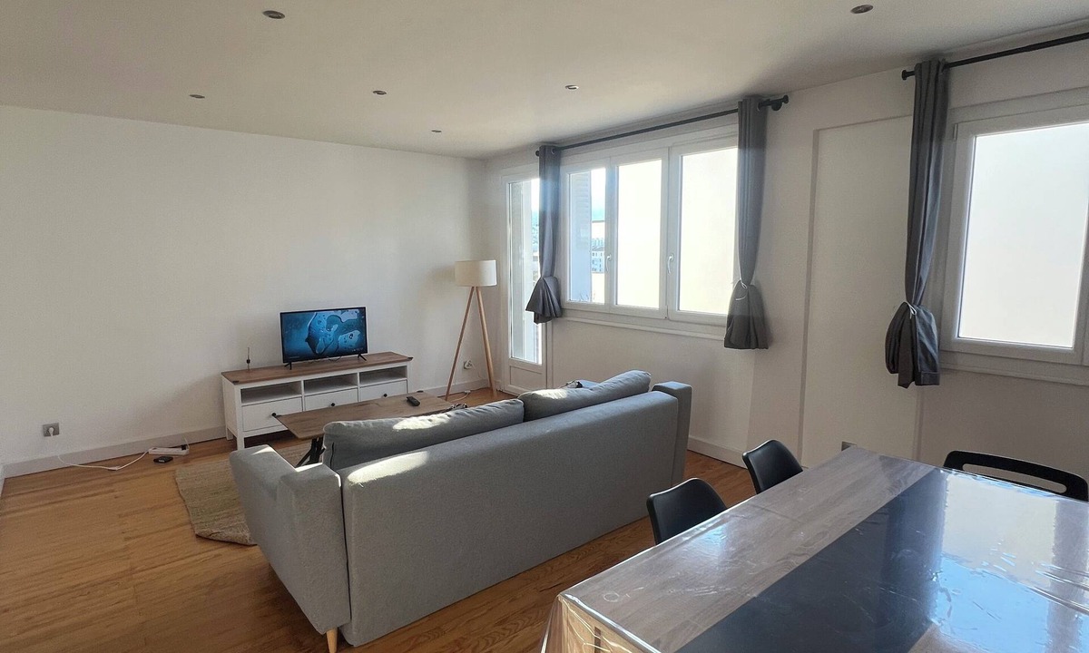 Montjuzet Apartment | Large apartment with parking