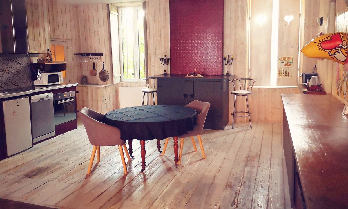 Saulieu Apartment | Large apartment in town