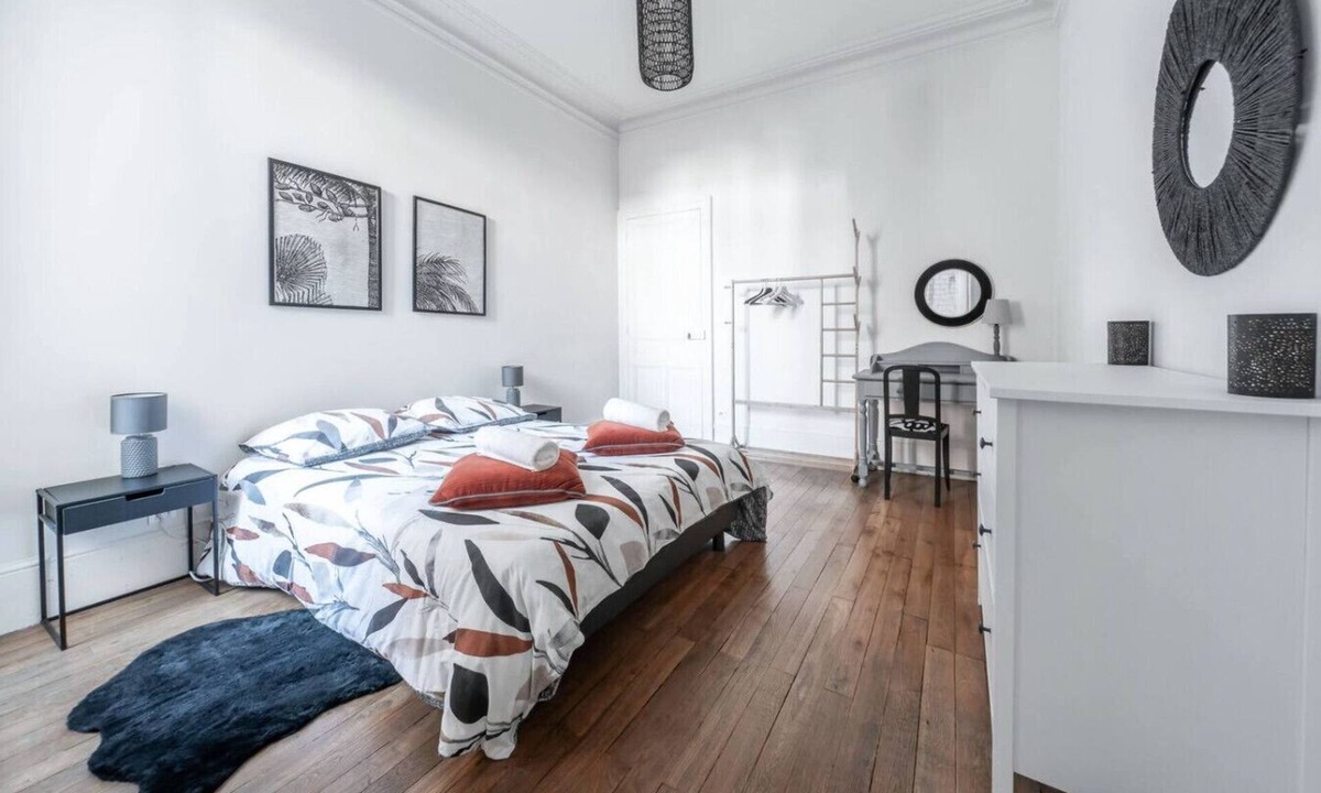 Champ-Capelet Apartment | Large apartment with terrace, free parking