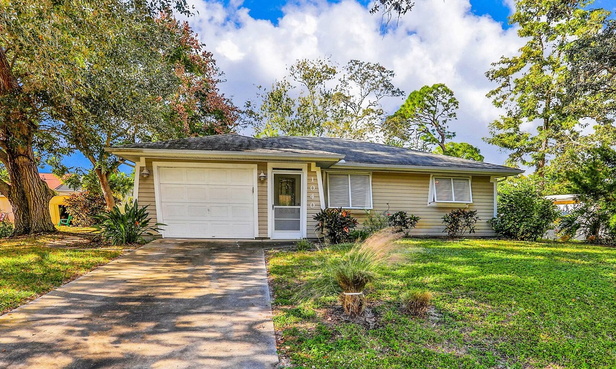 South Venice House | Large backyard, The Tree House