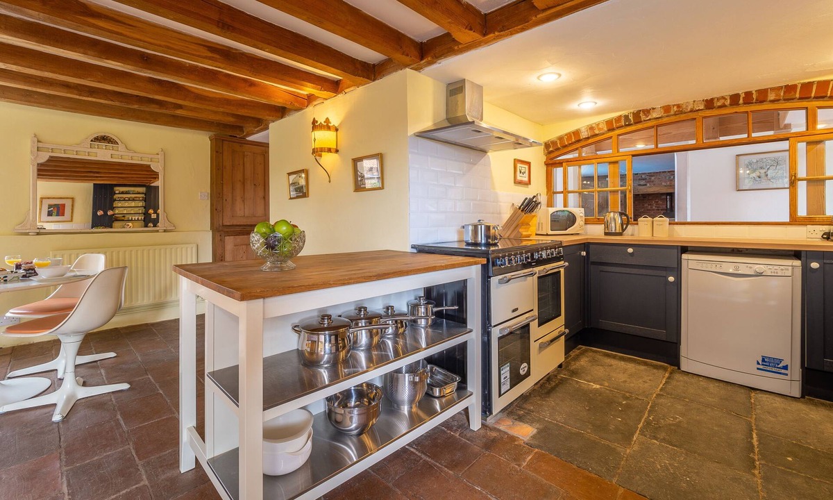 Ipswich Cottage | Large barn conversion in a rural stud with a swimming pool - The Old Barn