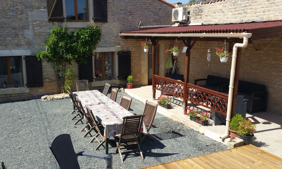Oulmes House | Large Barn sleeps 12, private pool 6.5 x 4m, nr Marais Poitevin 1 hr to beaches