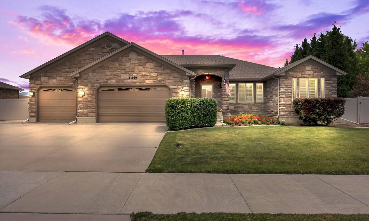 South Jordan House | Large Basement Apartment Game Room & Gym