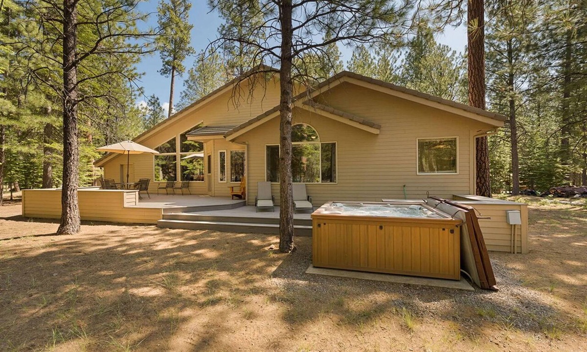 Black Butte Ranch House | Large BBR 4Bed 4Bath home, off of GMGC 13th Hole. Next to private forest land