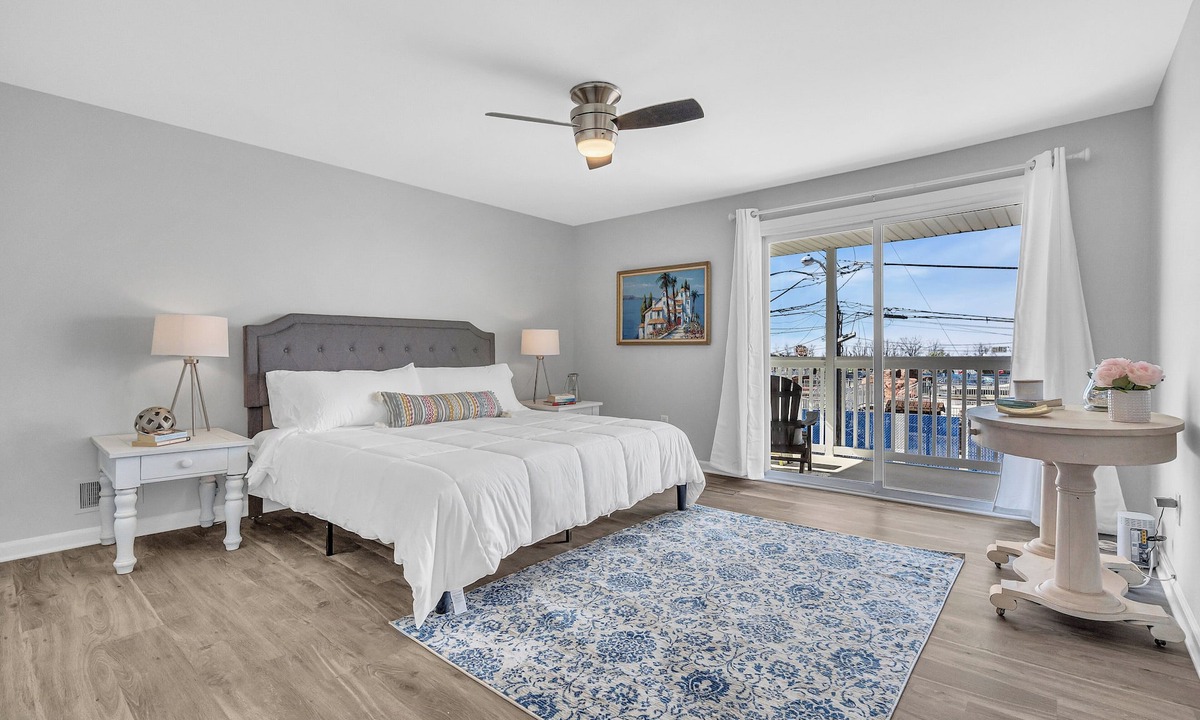 Keansburg House | Large Beach House &Front WaterPark