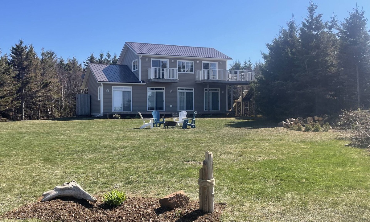 Darnley House | Large beach house with cottage feel, with ocean views and steps from sandy beach