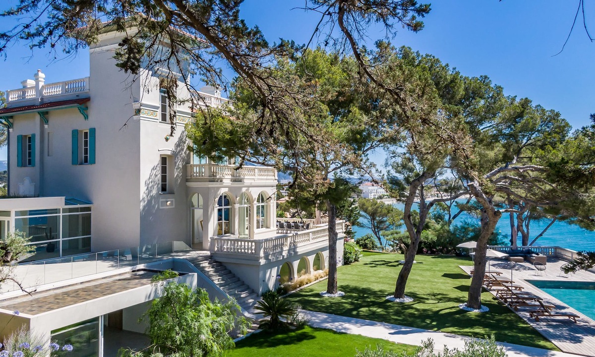 La Seyne-sur-Mer House | Large beachfront property with hotel services