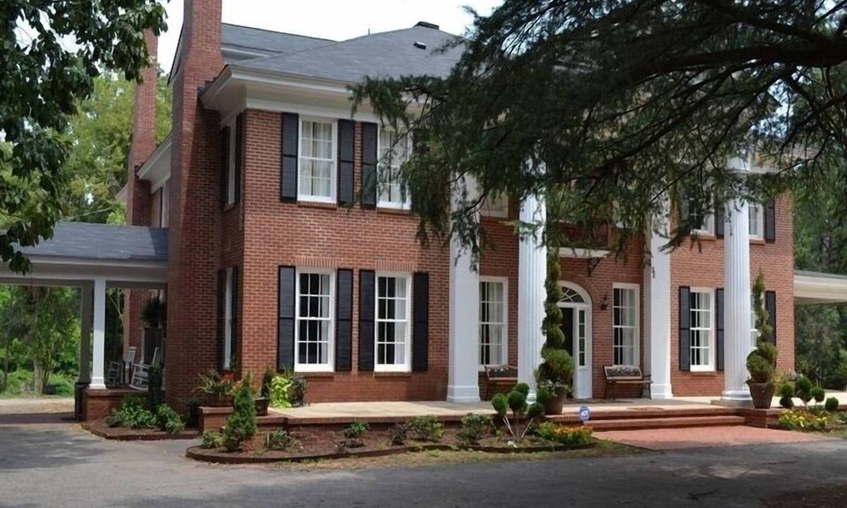 St. Andrews House | Large Beautiful Estate Home