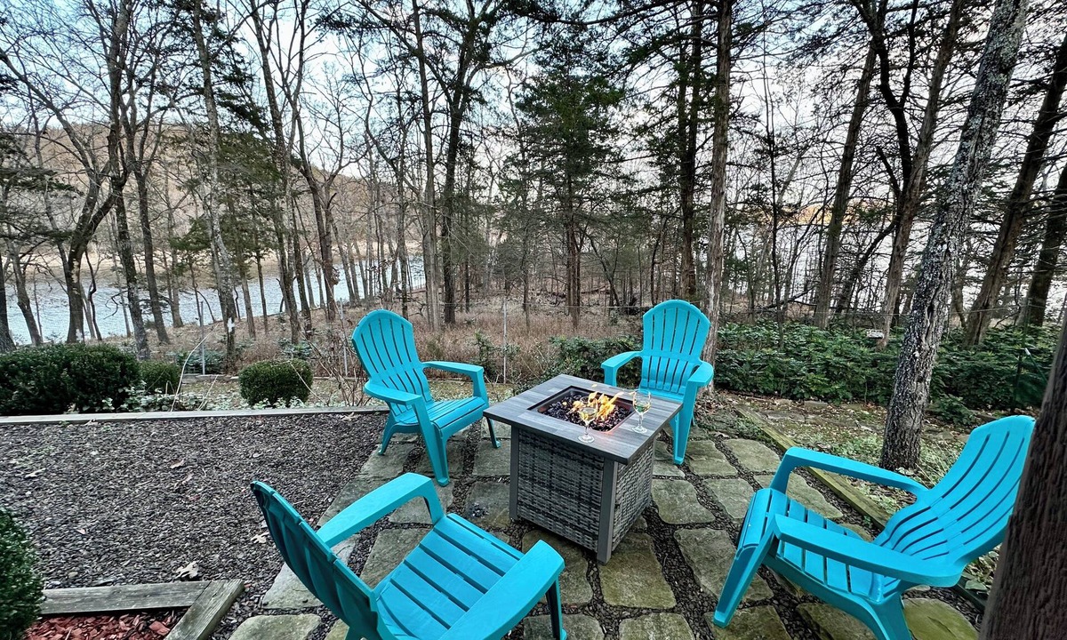 Lost Bridge Village House | Large Beaver Lake Front Home - Kayaks, Fire Pit, Direct Water Access