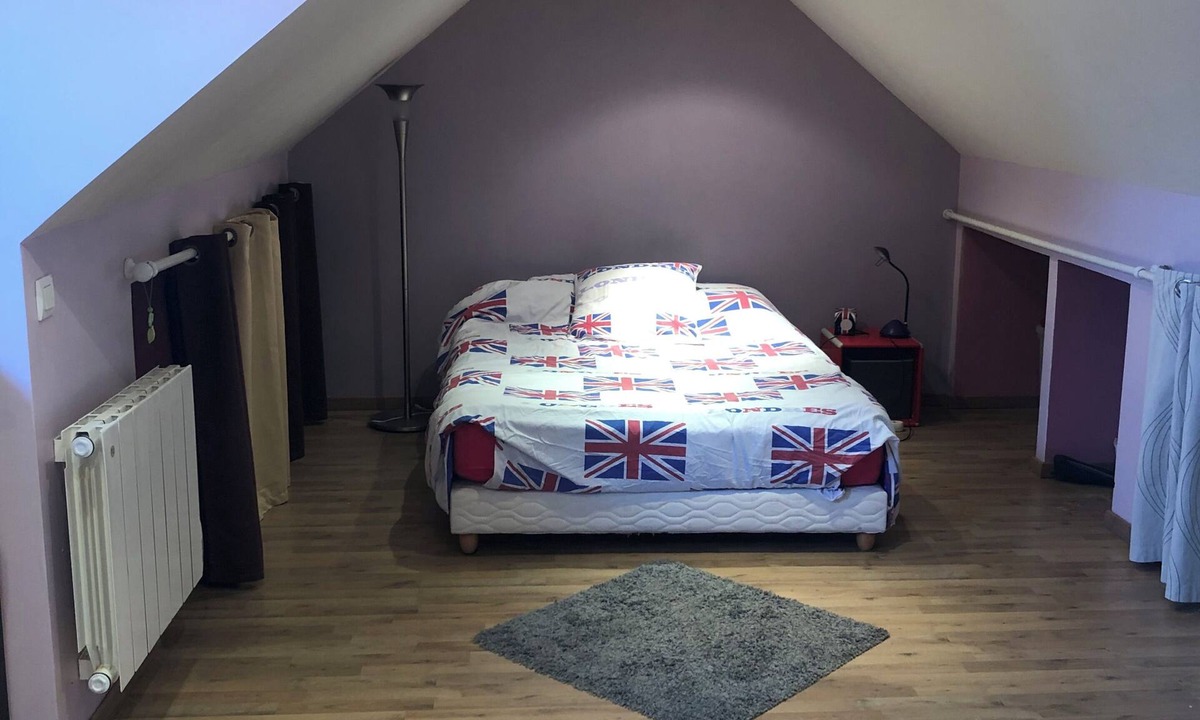 Touques Bed & Breakfast | LARGE BEDROOM WITH EN-SUITE BATHROOM IN HOUSE