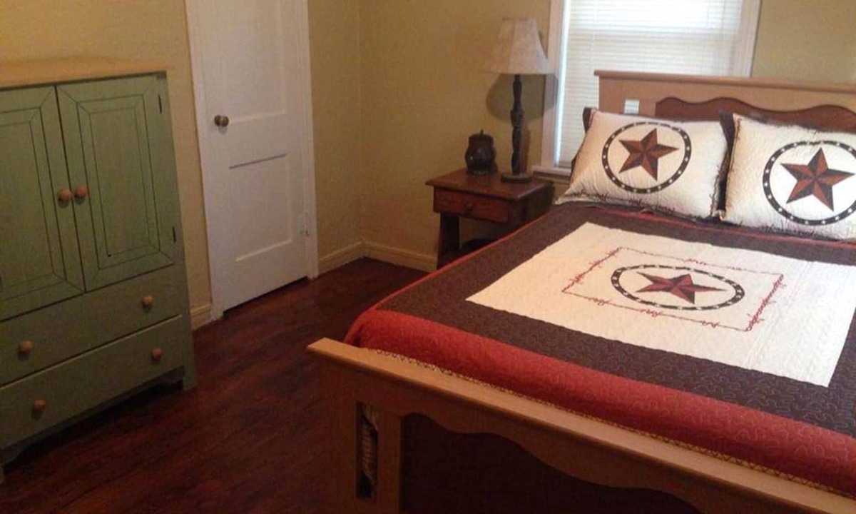 Lawton House | Large Beds 1 mile to Fort Sill/Corner Grocery -W/D