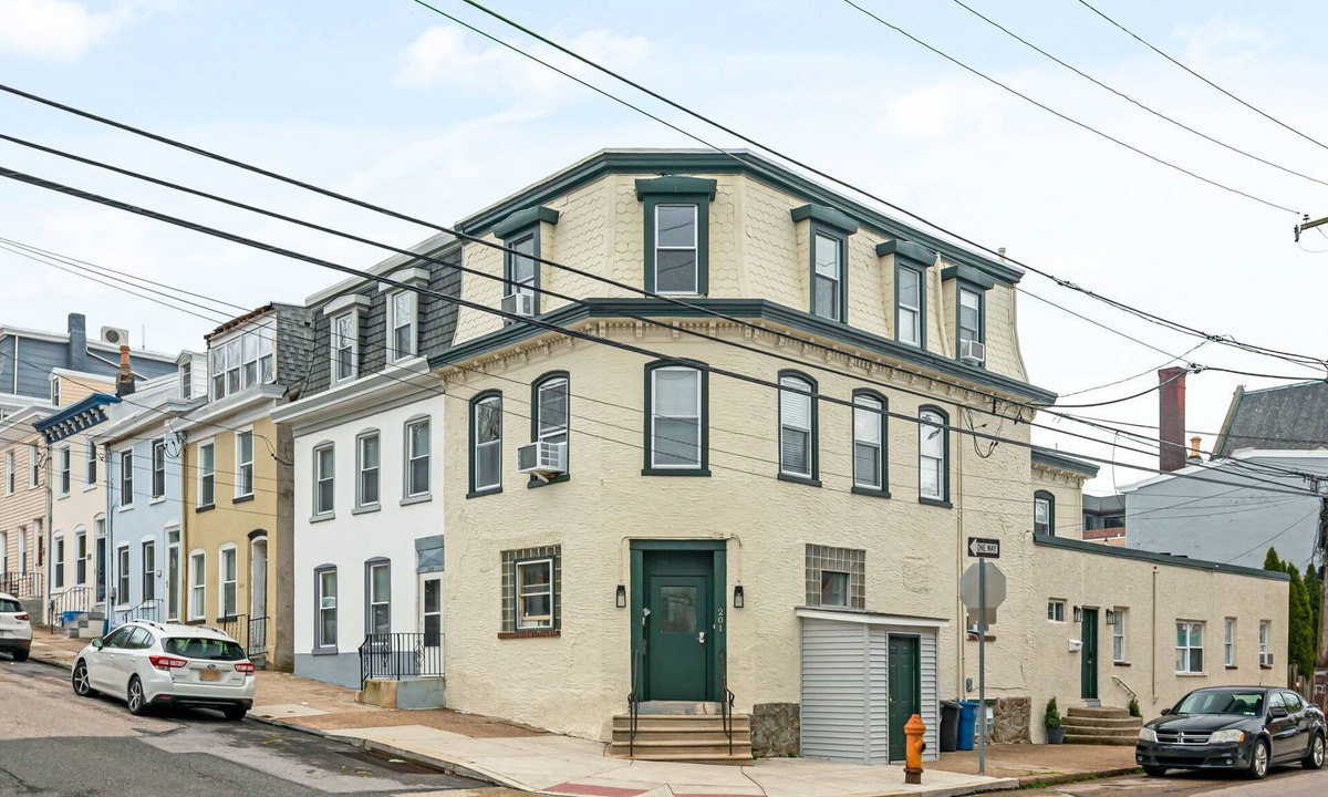 Roxborough-Manayunk Apartment | Large Bi-Level in Manayunk – Prime Location!