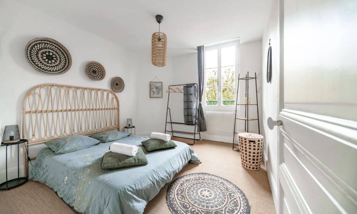 Champ-Capelet Apartment | Large bright apartment, free parking