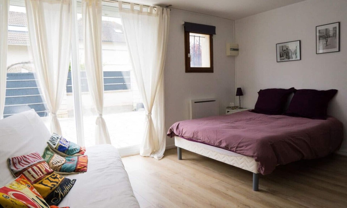 Bois-d'Arcy Apartment | large, bright studio for 4 people