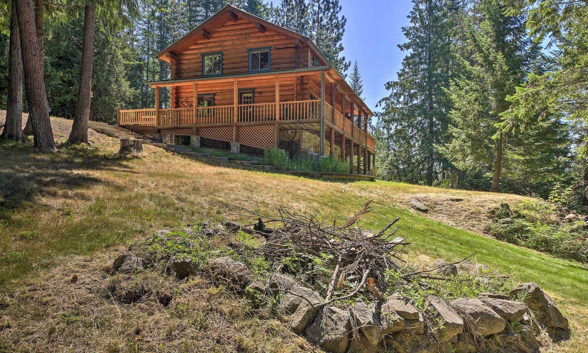 Sagle Cabin | Large Cabin w/Fire Pit + Grill on 34 Acres!