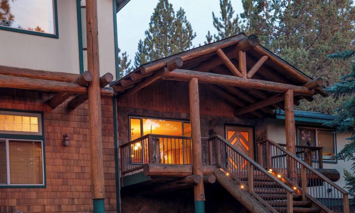 Bend Cabin | Large cabin with hot tub