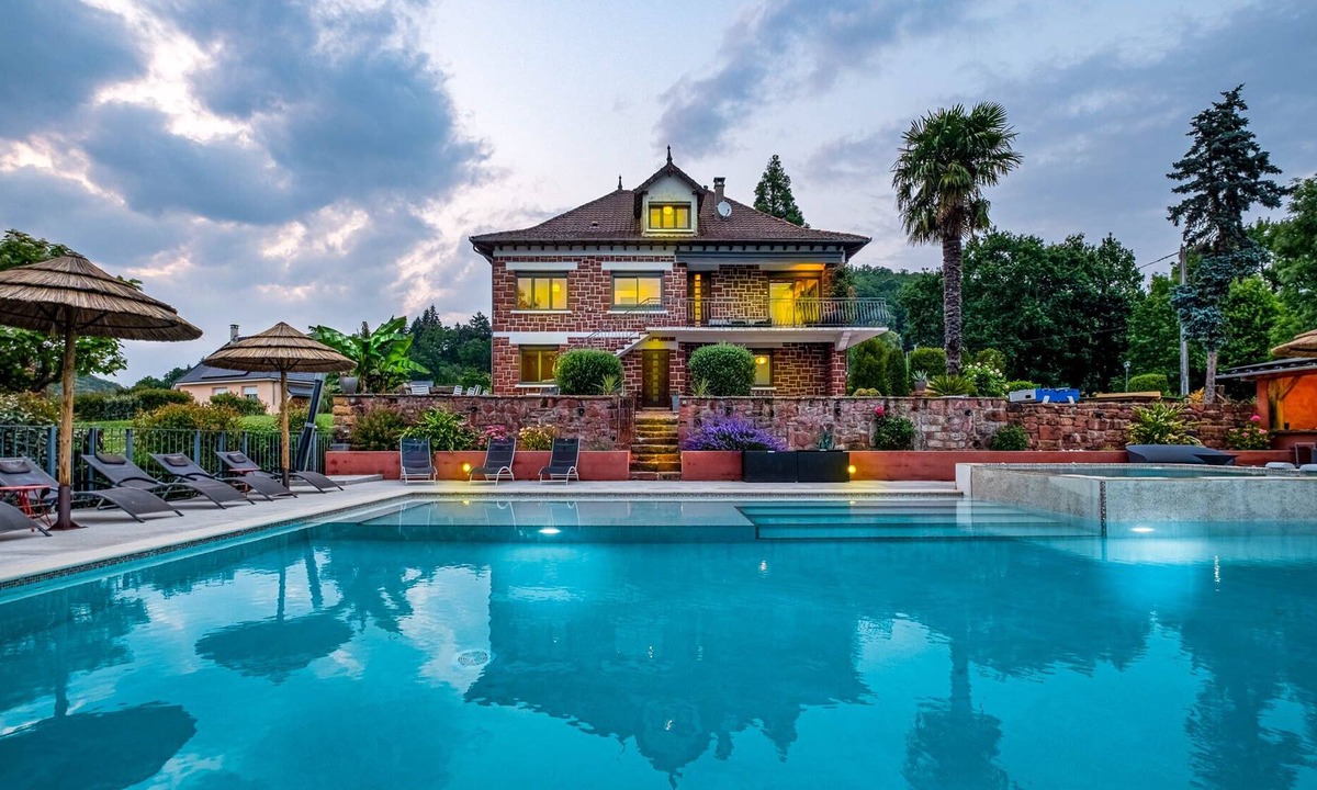 Meyssac Cottage | large capacity cottage with heated infinity pool and Jacuzzi