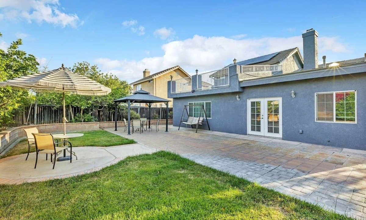 Loma Linda House | Large | Central Home | Private| Crib | King Bed