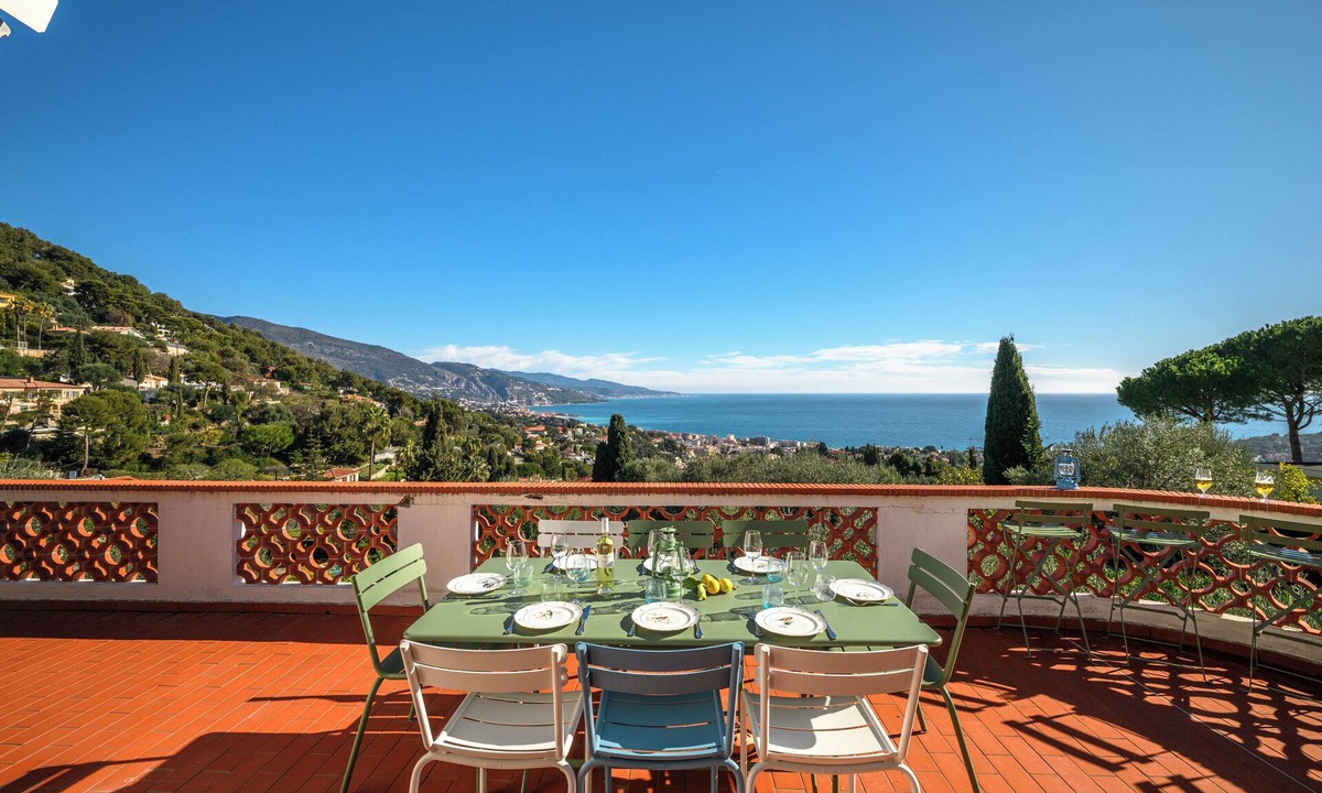 Roquebrune-Cap-Martin Villa | Large charming villa with sea view, near Monaco with garden and parking space
