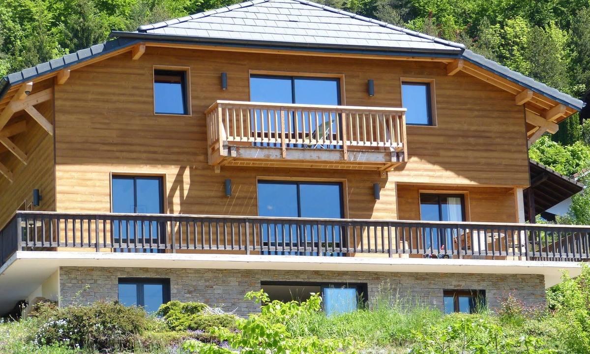 Talloires-Montmin Ski Chalet | Large chalet with lake view & paragliding