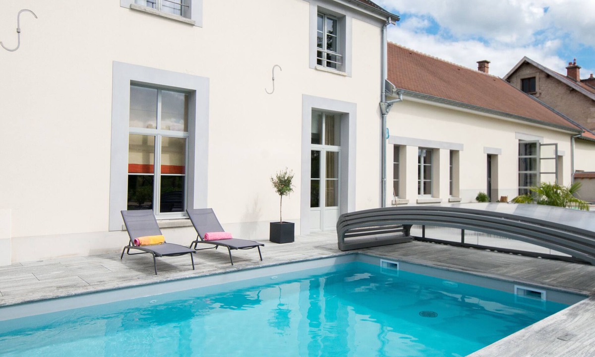Verneuil Villa | Large charming cottage in Champagne with heated pool