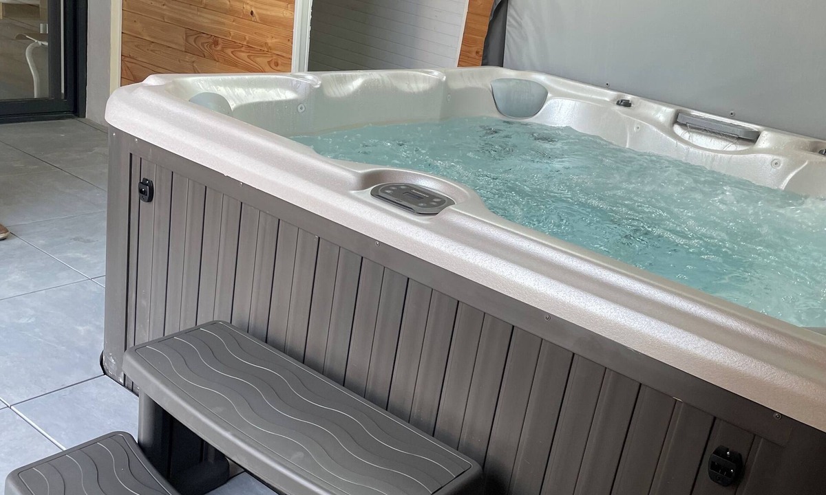 Hillion House | Large charming gîte with jacuzzi