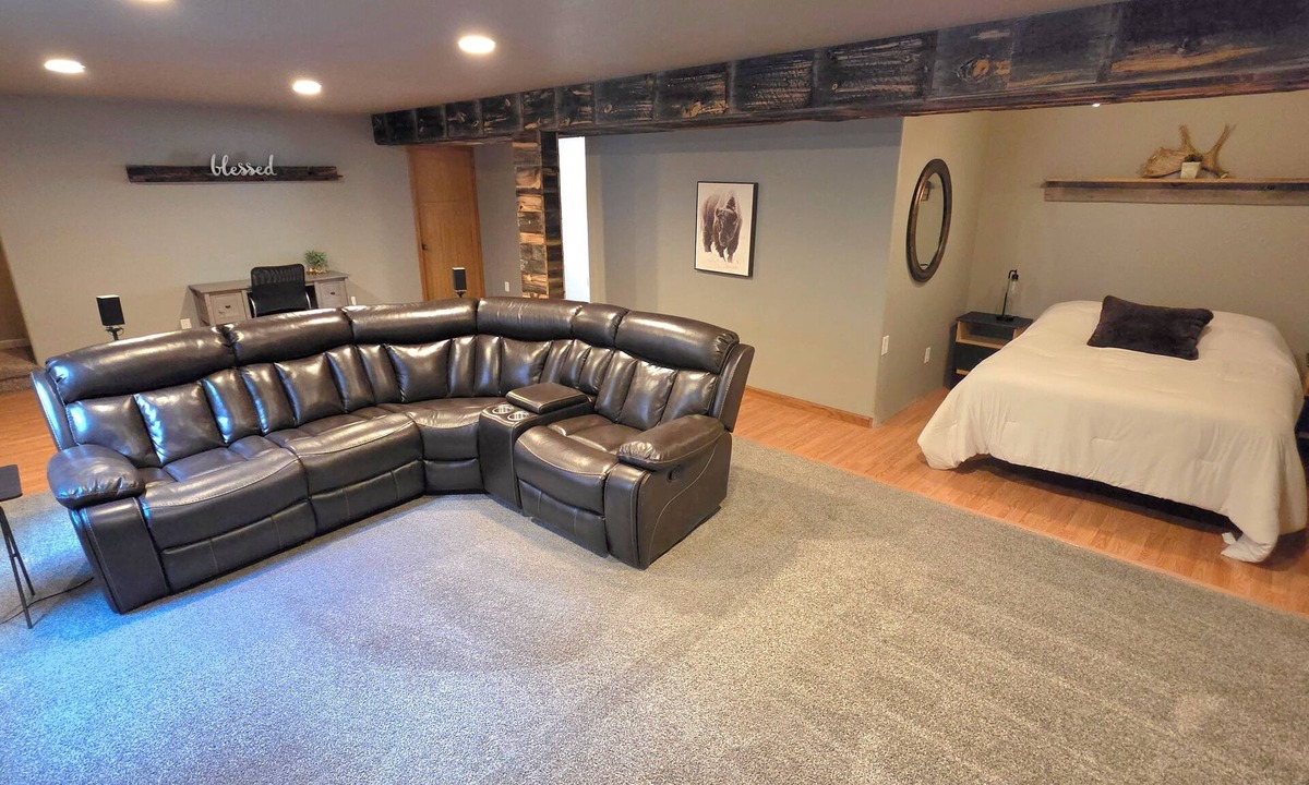 Cheyenne House | Large Cheyenne Home ~ Perfect for Families, Crew members, & Entertainment