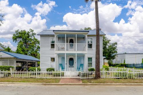 Brunswick House | Large Colonial 20 Min from Beach