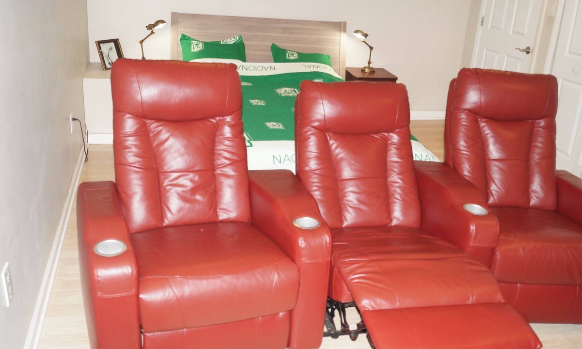 Ampere House | Large Comfortable Private Cozy 1BR steps from NYC!